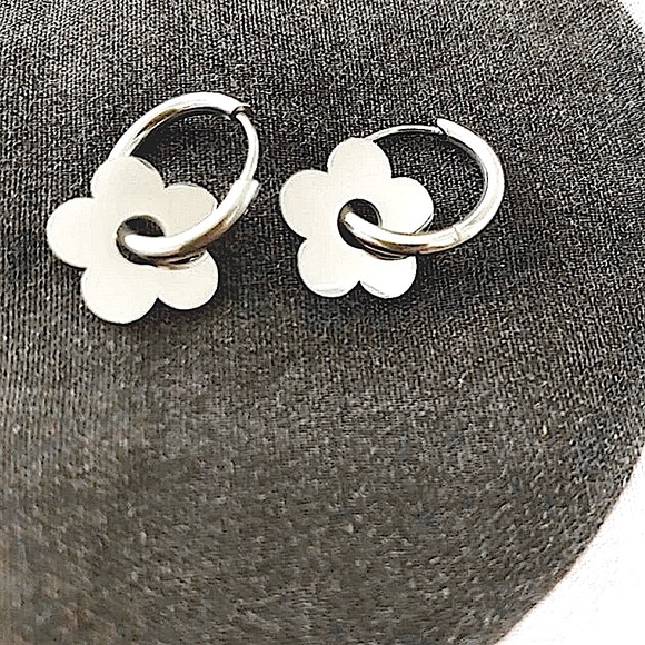 necessTITTIES Jewelry - n e w | silver drop flower earrings 𑁍